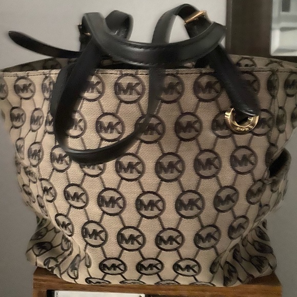 Used Authentic Michael Kors Tote - Picture 5 of 9